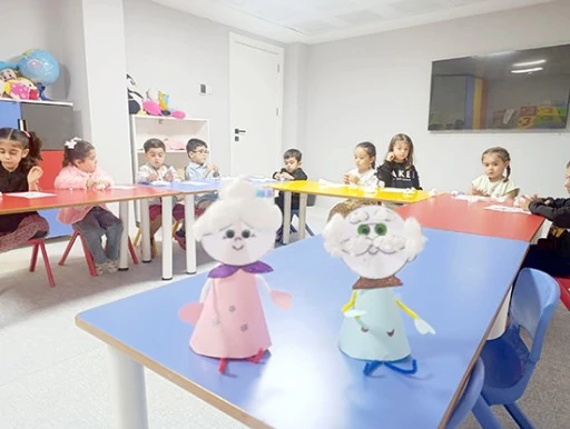 MİNİKLERE D&Uuml;NYA YAŞLILAR G&Uuml;N&Uuml; FARKINDALIĞI