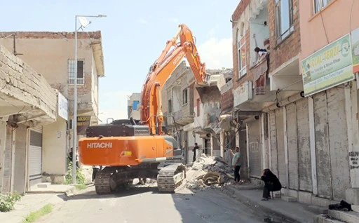 METRUK BİNALAR KONTROLL&Uuml; BİR ŞEKİLDE YIKILIYOR