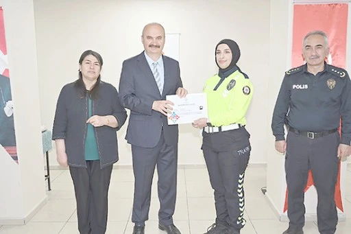 VALİ CANALP, TRAFİK POLİSLERİNİ BAŞARI BELGESİYLE ÖDÜLLENDİRDİ