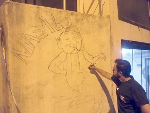 ATANAMAYAN &Ouml;ĞRETMEN DUVARLARI RENKLENDİRİYOR