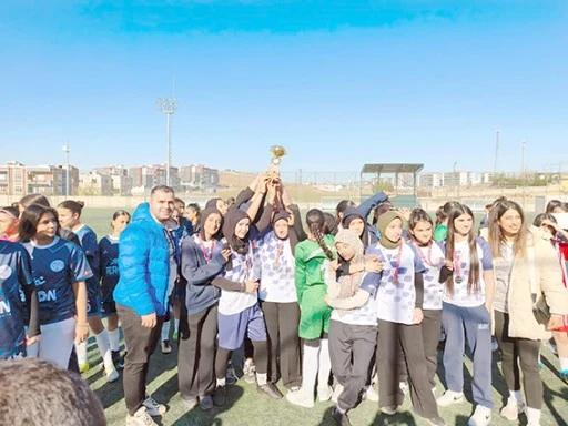 SPOR LİSESİ KIZLARI FUTBOLUN ŞAMPİYONU OLDU