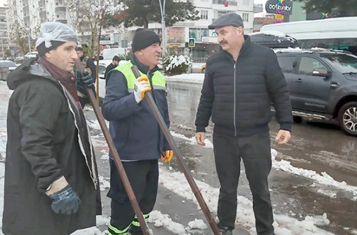 VALİ CANALP, KARLA M&Uuml;CADELE &Ccedil;ALIŞMALARINI SAHADA İNCELEDİ