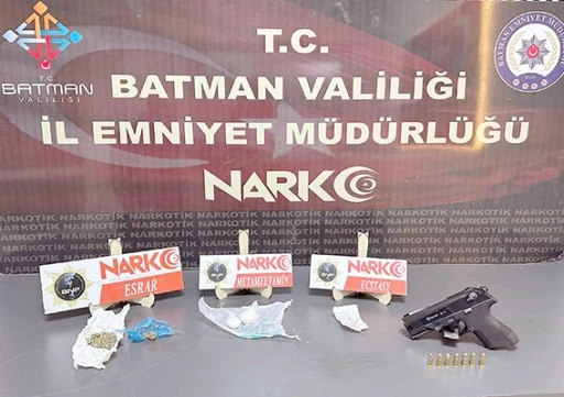 NARKOTİK OPERASYONU: UYUŞTURUCU VE RUHSATSIZ SİLAH ELE GE&Ccedil;İRİLDİ