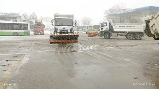 BELEDİYE KAR K&Uuml;REME ARA&Ccedil;LARIYLA SAHADA