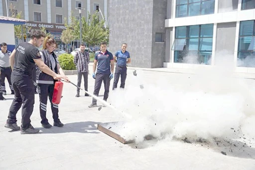 BELEDİYE PERSONELİNE UYGULAMALI YANGIN EĞİTİMİ