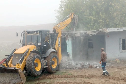 KA&Ccedil;AK YAPILARIN YIKIMINA DEVAM EDİYOR