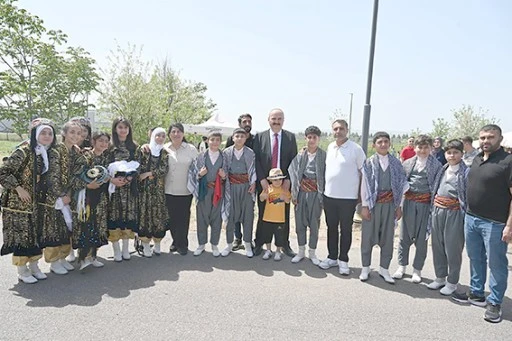 &Ccedil;OCUKLAR KOMUTANLIKTA DOYASIYA EĞLENDİ