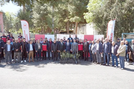 &Ccedil;İFT&Ccedil;İLERE 2.500 ZEYTİN FİDANI DAĞITILDI