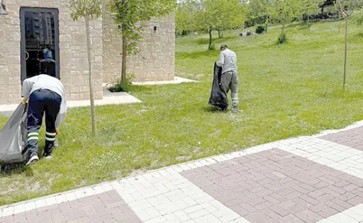 PARKLARDA TEMİZLİK EKİPLERİ SAHADAYDI
