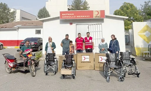 KIZILAY&rsquo;DAN Y&Uuml;R&Uuml;ME ENGELLİLERE TEKERLEKLİ SANDALYE DESTEĞİ