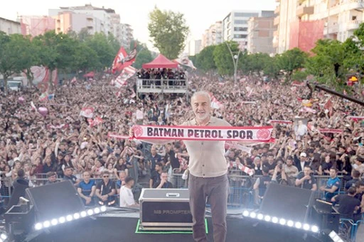 ON BİNLER MEYDANLARA AKTI, KENT TARİHİ BİR COŞKU YAŞADI