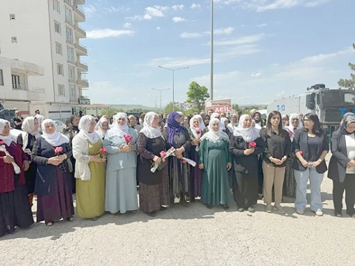 BARIŞ ANNELERİNİN CEZAEVİ &Ouml;N&Uuml;NDEKİ A&Ccedil;IKLAMASINA İZİN VERİLMEDİ