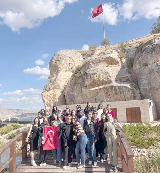 KIZ YURDU &Ouml;ĞRENCİLERİ HASANKEYF&rsquo;İ GEZDİ