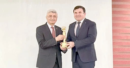 VALİ YARDIMCISI TANRISEVEN&rsquo;E ANLAMLI &Ouml;D&Uuml;L