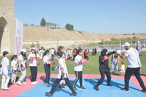 MALABADİ K&Ouml;PR&Uuml;S&Uuml;'NDE D&Ouml;V&Uuml;Ş SPORLARI G&Ouml;STERİSİ