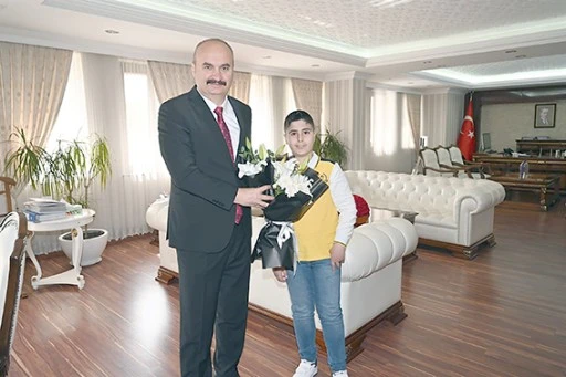 VALİ CANALP, TEMSİLİ OLARAK MAKAMINI &Ouml;ĞRENCİYE DEVRETTİ