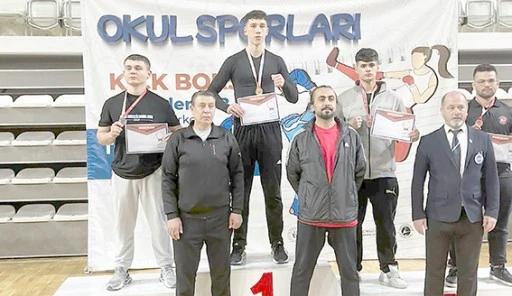 BATMANLI GENÇLER SİVAS’TA RİNGE DAMGA VURDU!