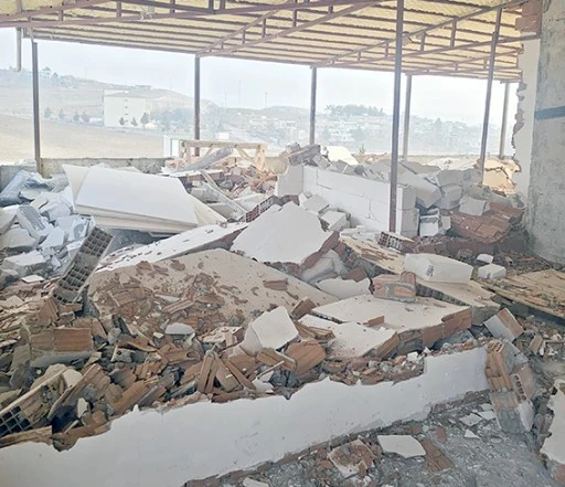 BELEDİYE KA&Ccedil;AK YAPILARIN YIKIMINA DEVAM EDİYOR