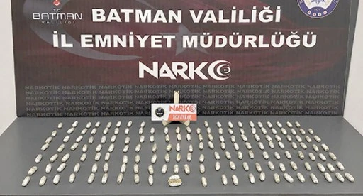 YOLCU MİDESİNDEN 1,3 KİLOGRAM TOZ ESRAR ÇIKTI