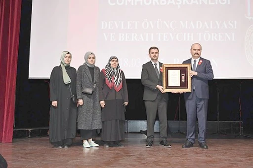 DEVLET &Ouml;V&Uuml;N&Ccedil; MADALYASI VE BERATI T&Ouml;RENİ YAPILDI&nbsp;