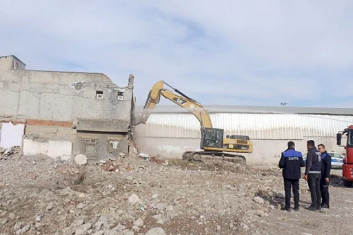 İLUH&rsquo;TA YIKIM &Ccedil;ALIŞMALARI DEVAM EDİYOR