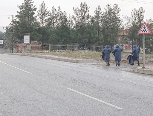 TEMİZLİK ÇALIŞMALARI KENTİN FARKLI LOKASYONLARINDA SÜRÜYOR