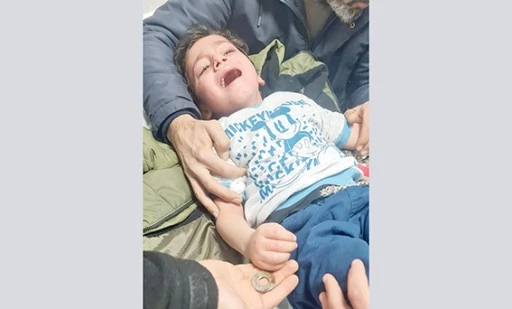 PARMAĞI METAL CİSİME SIKIŞAN &Ccedil;OCUĞU İTFAİYE KURTARDI