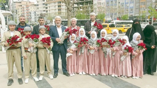 HALKI MEVLİD-İ NEBİ ETKİNLİĞİNE G&Uuml;LLERLE &Ccedil;AĞIRDILAR