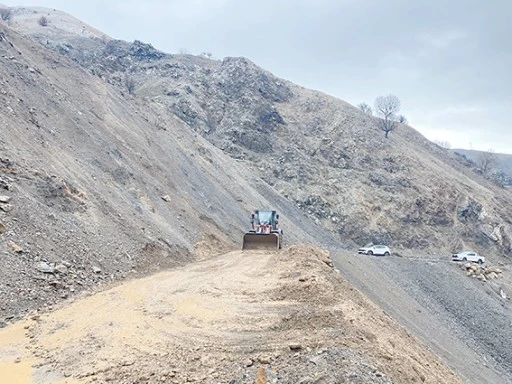 KAPANAN YOLLAR SEFERBERLİKLE A&Ccedil;ILIYOR