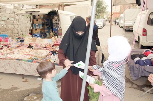 SEMT PAZARINDA BROŞ&Uuml;R DAĞITTILAR
