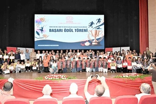 BAŞARI G&Ouml;STEREN &Ouml;ĞRENCİLER &Ouml;D&Uuml;LLENDİRİLDİ