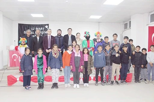 KAYMAKAM &Ouml;ZTAŞ, TİYATRO G&Ouml;STERİSİNE KATILDI