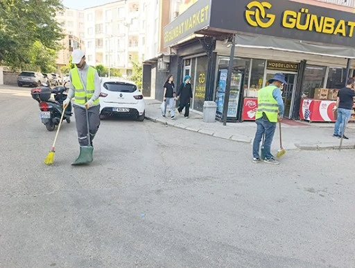 BELEDİYE EKİPLERİNDEN MAHALLELERDE ARALIKSIZ TEMİZLİK