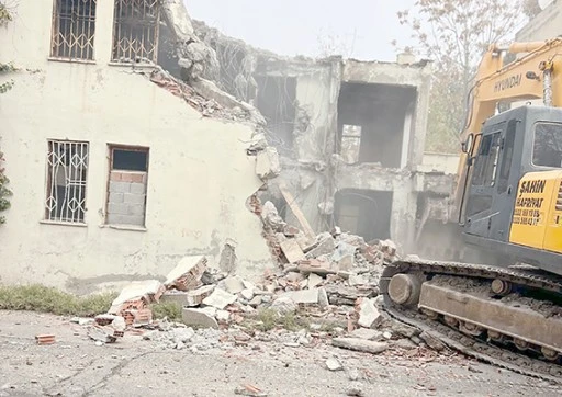 METRUK YAPILAR YIKILDI, KENT DAHA G&Uuml;VENLİ HALE GELİYOR