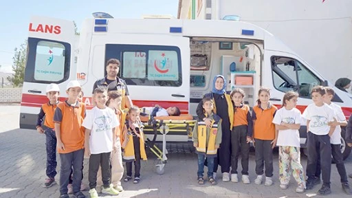 MİNİK SAĞLIK EL&Ccedil;İLERİ YETİŞİYOR