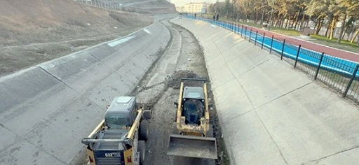 DSİ KANALINDA TEMİZLİK &Ccedil;ALIŞMASI DEVAM EDİYOR