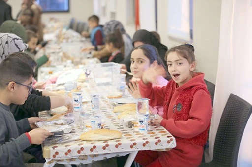 TEKNE ORUÇLARINI BÜYÜKLERİYLE BİRLİKTE AÇTILAR