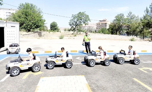 MİNİK S&Uuml;R&Uuml;C&Uuml;LER TRAFİK EĞİTİM ALANINDA