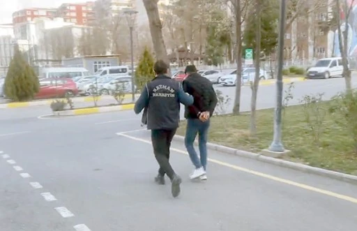 NARKOTİK OPERASYONUNDA UYUŞTURUCU VE Y&Uuml;KL&Uuml; MİKTARDA PARA ELE GE&Ccedil;İRİLDİ