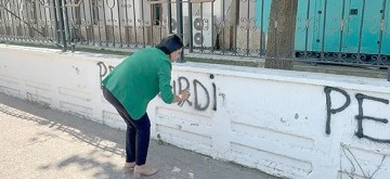 ODUNCU, VALİLİK DUVARINA K&Uuml;RT&Ccedil;E YAZDI