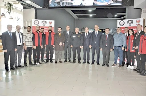 &Ouml;ĞRENCİLER &lsquo;BİR CUMHURİYET ŞARKISI&rsquo; FİLMİNİ İZLİYOR