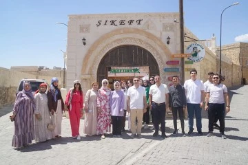 &Ouml;ĞRENCİLER, MİDYAT&rsquo;TA REKT&Ouml;R DEMİR&rsquo;LE BULUŞTU