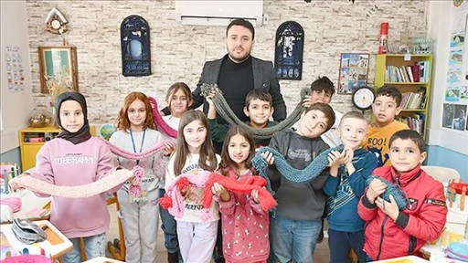 &Ouml;ĞRENCİLER, MİNİK KARDEŞLERİNİN G&Ouml;N&Uuml;LLERİNE DOKUNUYOR