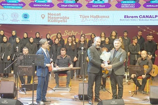 &Ouml;ĞRENCİLERDEN K&Uuml;LLİYE&rsquo;DE İLAHİ DİNLETİSİ