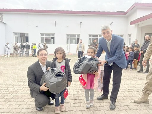 &Ouml;ĞRENCİLERE MONT VE BOT HEDİYE EDİLDİ