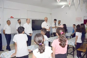 &Ouml;ĞRENCİLERİN KARNE SEVİNCİ