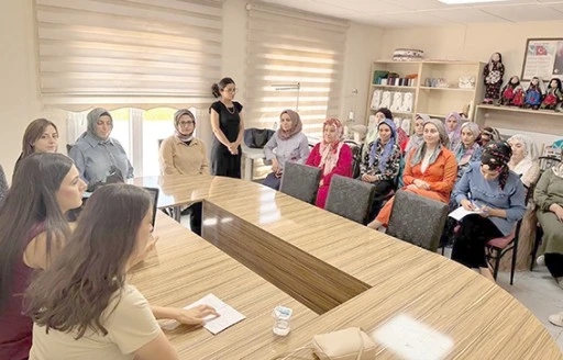 &Ouml;ĞRENEN MAHALLELER, BİLİN&Ccedil;Lİ AİLELER PROJESİ DEVAM EDİYOR