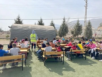 &Ouml;ĞRETMENLER, DEPREM B&Ouml;LGESİNDE EĞİTİM &Ouml;ĞRETİME KATKI SUNMAYA DEVAM EDİYOR