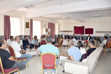 OKUL ZİYARET EDİP &Ouml;ĞRETMENLERLE G&Ouml;R&Uuml;ŞT&Uuml;LER