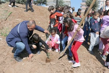 ORMAN HAFTASINDA MİNİKLER FİDAN DİKTİ